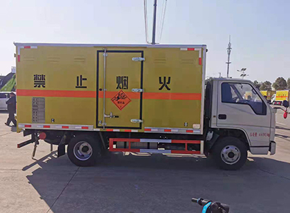 钟山爆破器材运输车工人安全操作规范与智能技术保障
